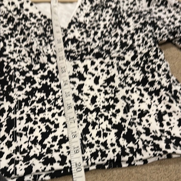 NWOT! White House Black Market Black and White Ruched Blouse - Picture 5 of 8